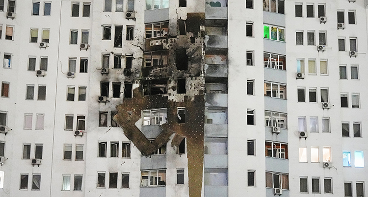 Flera fönster på huset har exploderat.