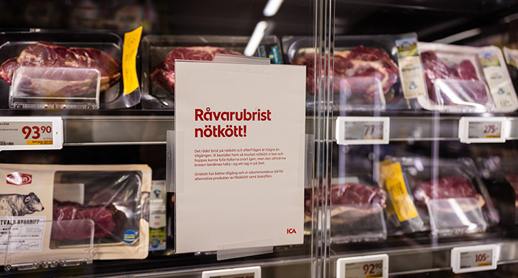 En skylt visar att det är brist på kött i köttdisken på en affär.