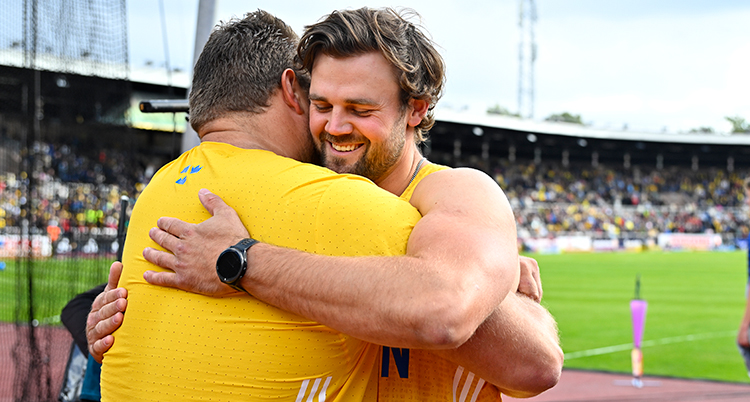 De har gula tröjor och kramas.