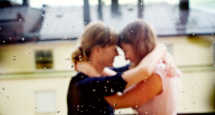 Två kvinnor kramas.