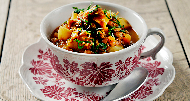 En vacker kopp med linssoppa.