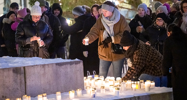 Flera människor och tända ljus.