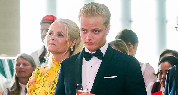 Marius i fin kostym bredvid sin mamma.