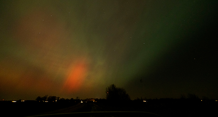 Rött och grönt ljus på himlen.