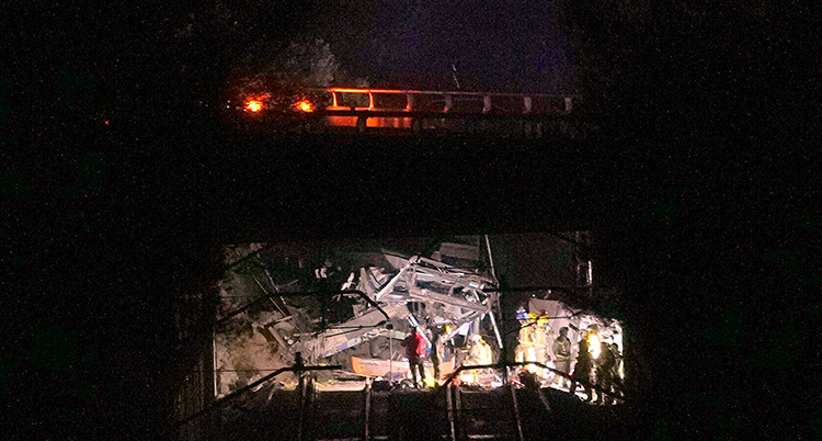 Platsen för olyckan. Det är mörkt. Det är mycket trasiga saker.