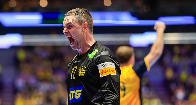 Han skriker med mycket kraft.