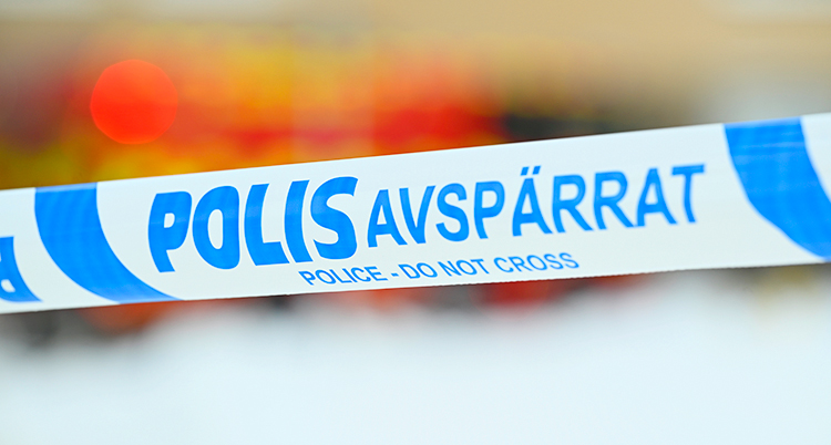 Poliserna har satt upp ett band för att spärra av. På bandet står det Polis Avspärrat.