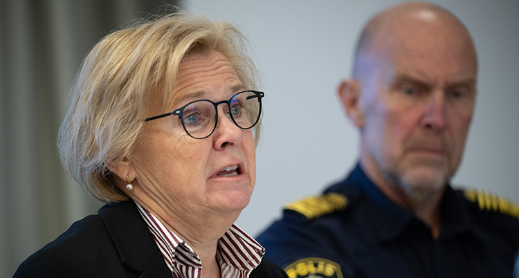 De syns bredvid varandra och pratar.