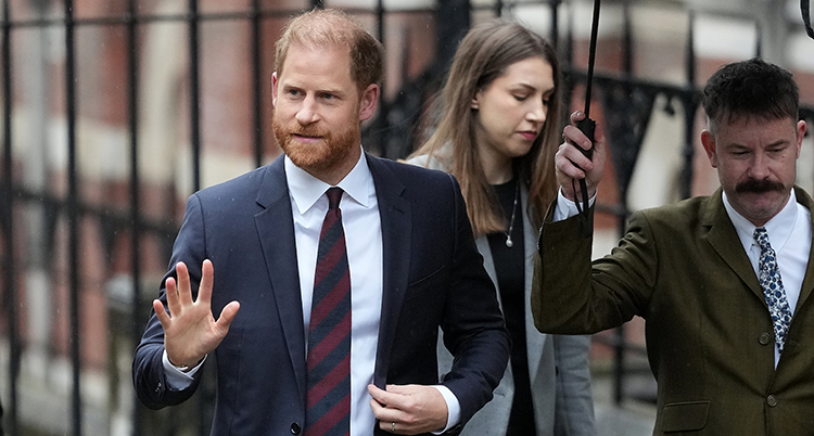 Han vinkar till någon.