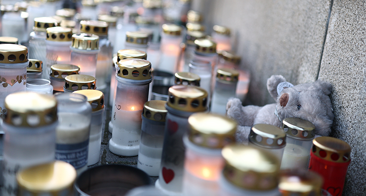 Många ljuslyktor som står utomhus.