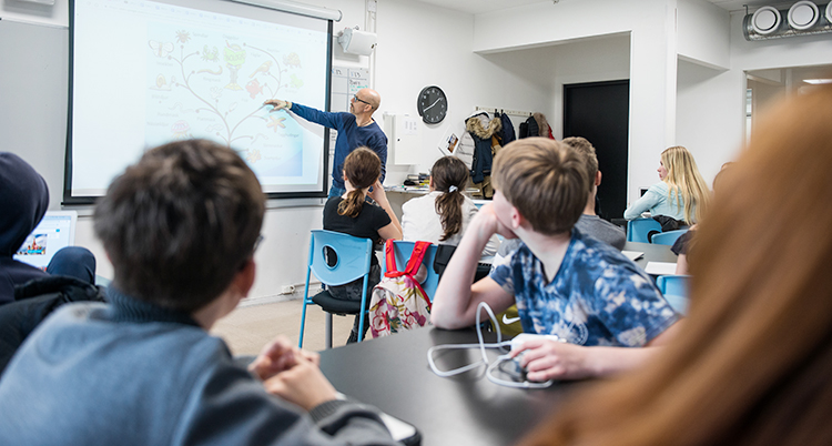 Ett klassrum där en lärare har en lektion för elever i klass sex.