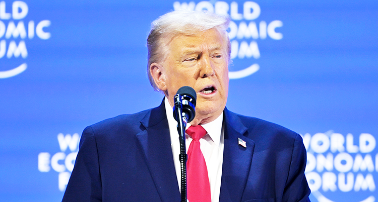 Han pratar i en mikrofon.