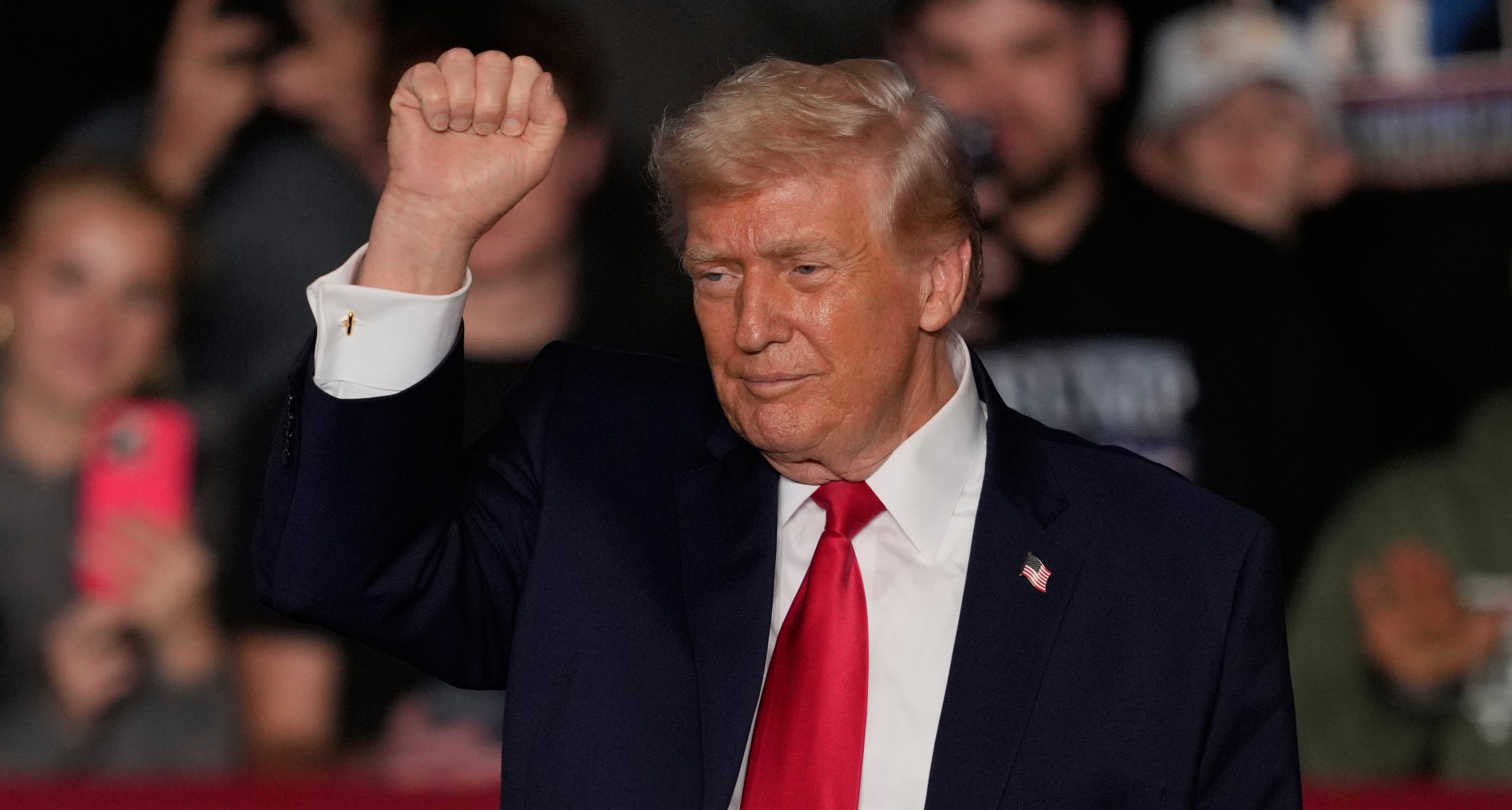 Han höjer en knuten näve.