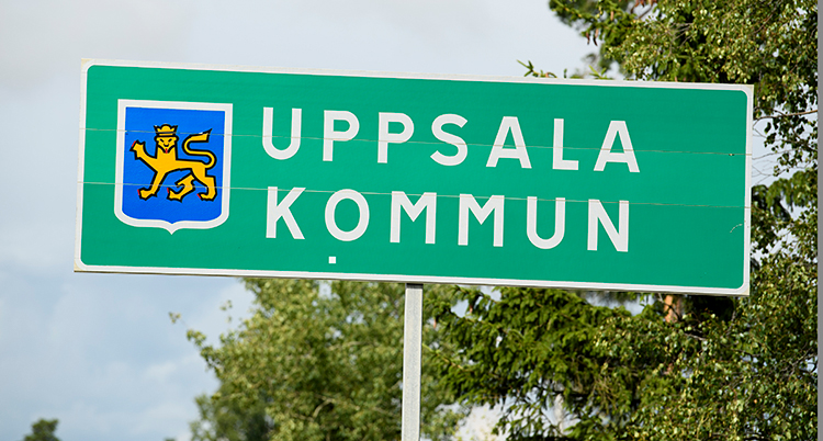 En bild på en skylt som det står Uppsala kommun på.