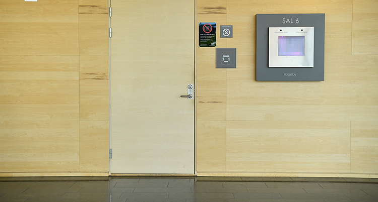 En dörr till en sal i tingsrätten.