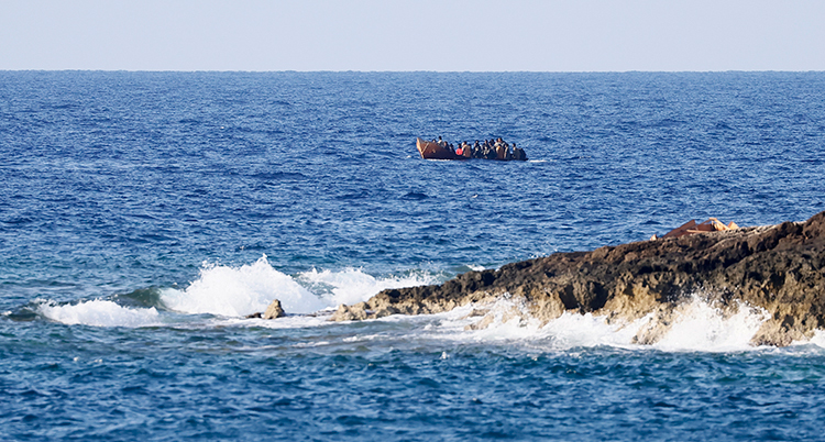 En båt med flyktingar på havet.