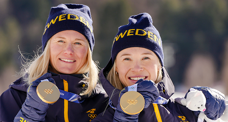 De är glada och visar sina medaljer.