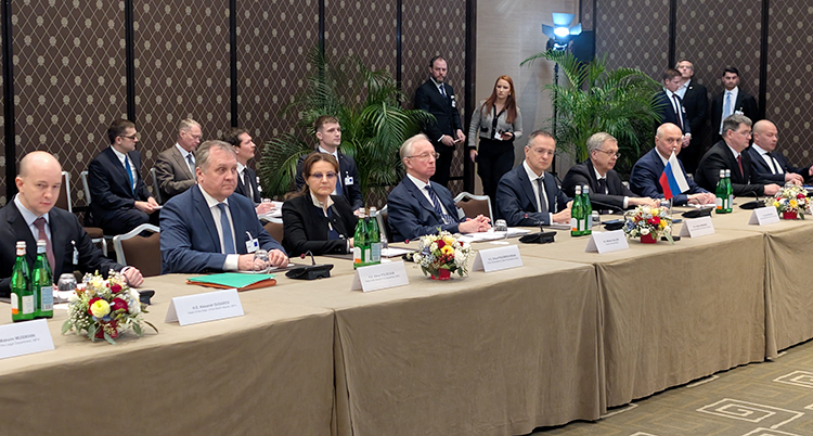 Flera personer sitter vid ett långt bord.