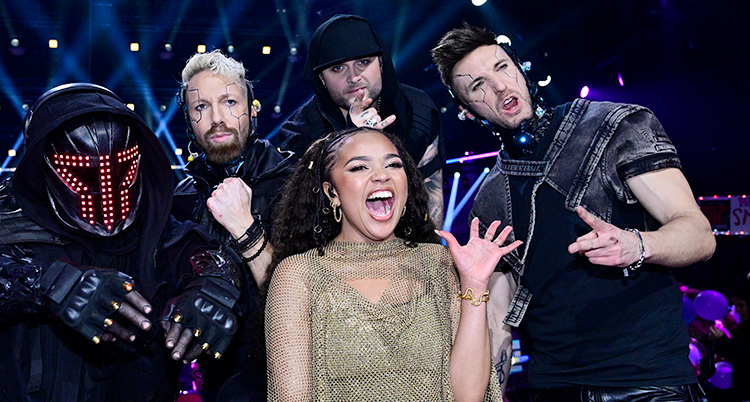 De står tillsammans. De är glada. De har gått till final.