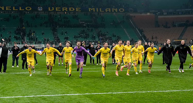 Matchen är slut. Spelarna i laget Bodö Glimt håller varandra i handen och springer mot sina fans på läktaren.