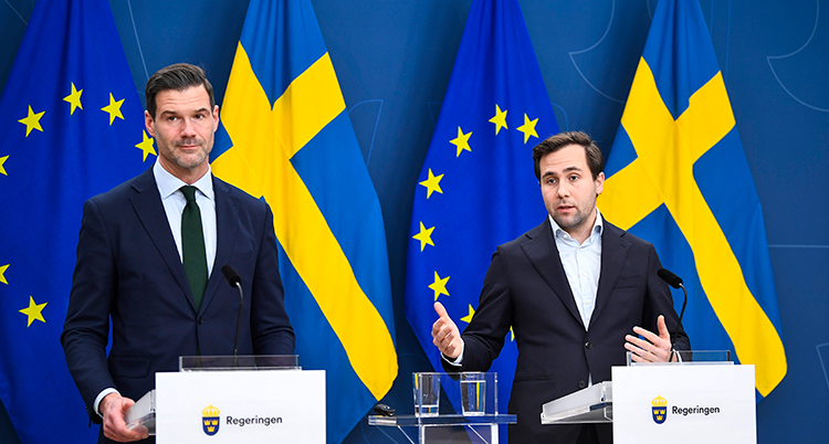 De står bredvid varandra på en scen.