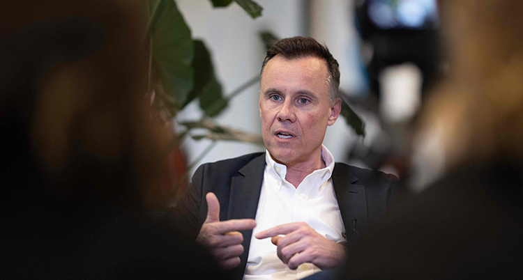 Han har skjorta och kavaj.