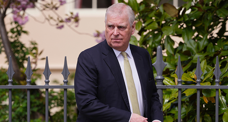 Andrew utomhus i kostym.