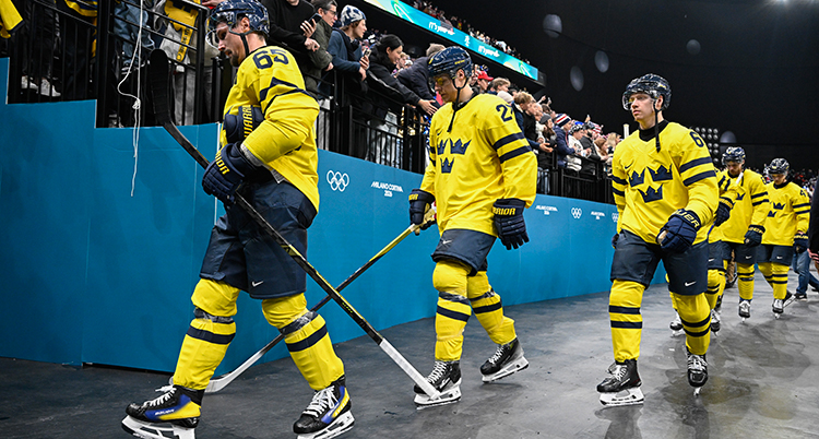 De går ut på golvet i arenan. Bakom syns publiken.