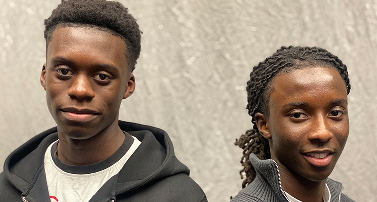 Ett nära porträtt. De står riktade från varandra. varandra.