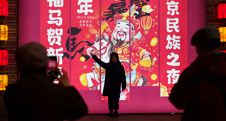 Ett barn står framför bilden av en häst.