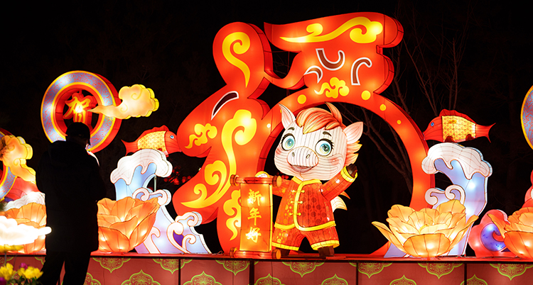 En tecknad häst syns på väggen i en stad.