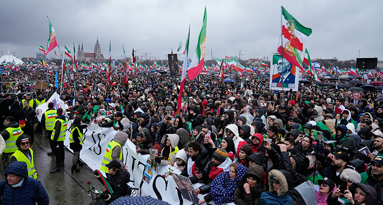 Folk protesterar mot Irans ledare.