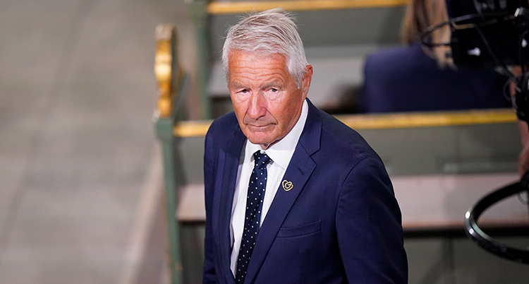 En äldre man i kostym.