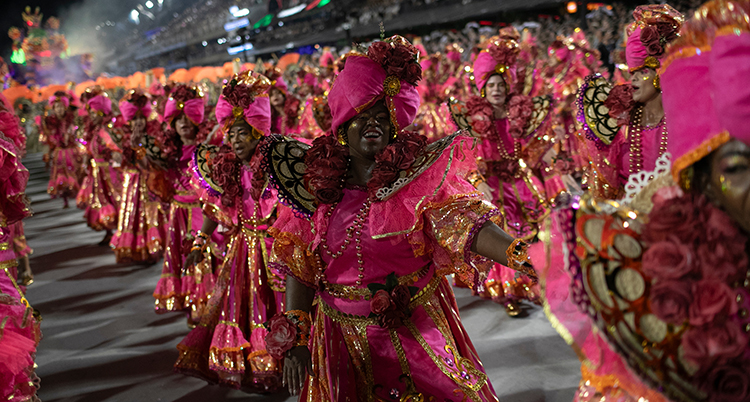 Många dansare i rosa dräkter. De dansar i rader.