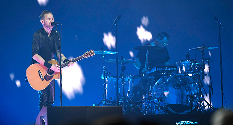 Jocke Berg och Markus Mustonen i gruppen Kent är på scenen.