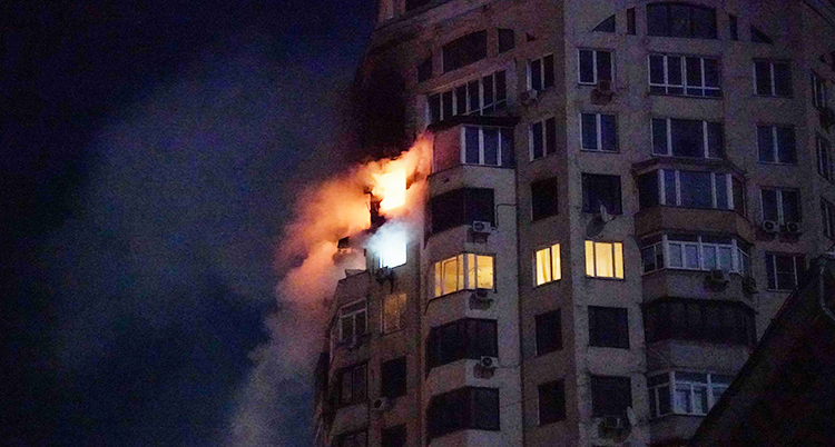 Det är natt. Det brinner i ett höghus.