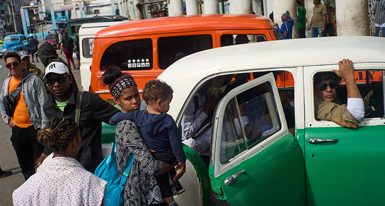 Människor på en gata i Kuba.