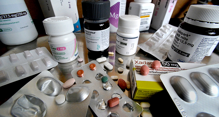 Olika mediciner i burkar och foliekartor.