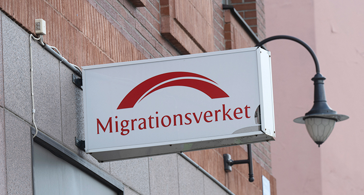 Ett hus. På huset finns en skylt där det står Migrationsverket.