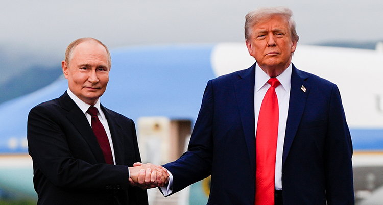 De står bredvid varandra och skakar hand.