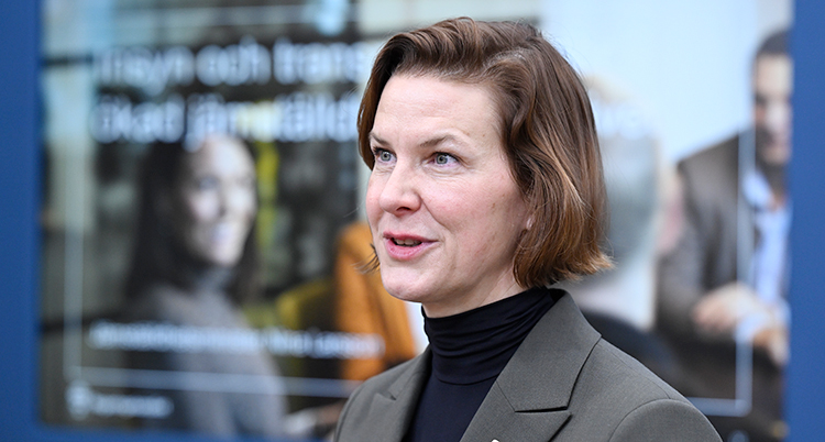 En närbild på henne när hon står och pratar.