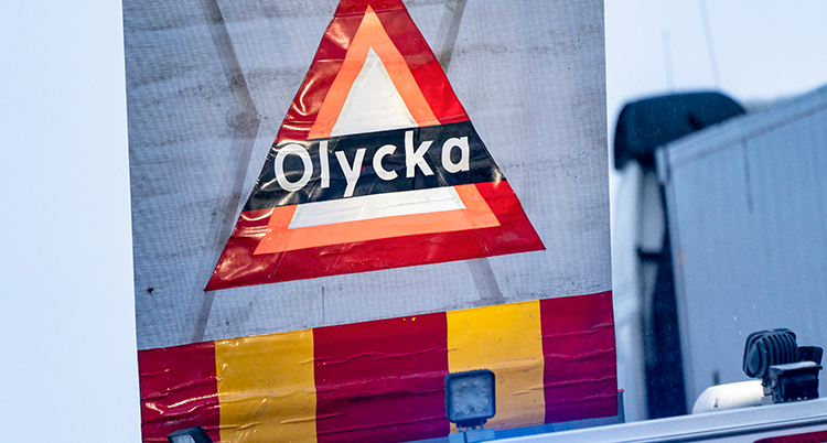 En skylt som det står olycka på.