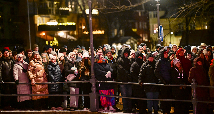 Många människor står på en bro i Örebro. De har samlats för att minnas människor som blev mördade.