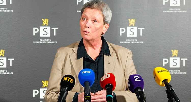 Hon pratar i flera mikrofoner.