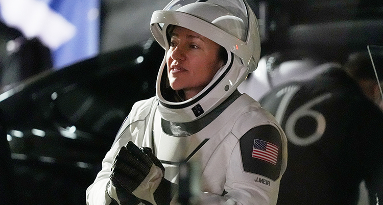 Hon har hjälm och dräkt.