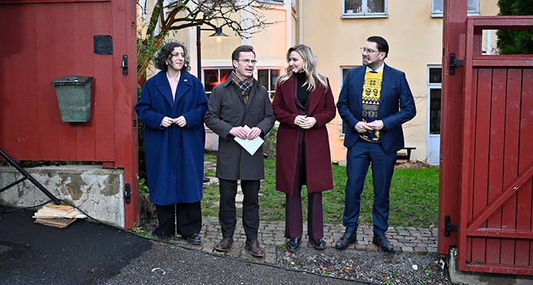 De fyra partiledarna står tillsammans utomhus. Från vänster är det Simona Mohamsson, Ulf Kristersson, Ebba Busch och Jimmie Åkesson.