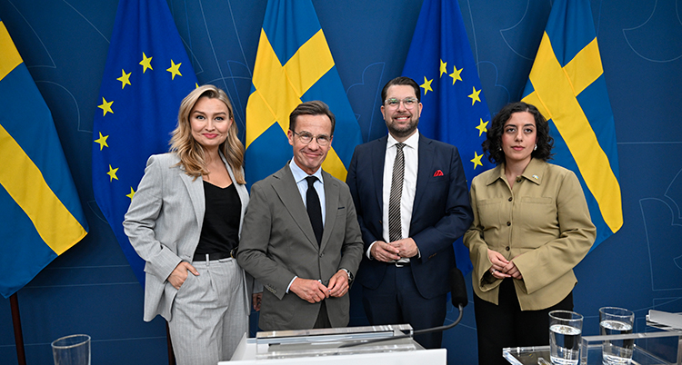 Fyra politiker står bredvid varandra.