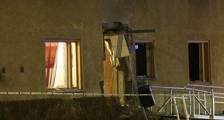 Dörren är borta. Polisernas tejp har spärrat av huset.