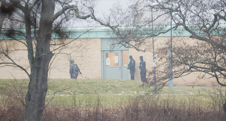 Tre poliser står utanför Risbergska skolan i Örebro.
