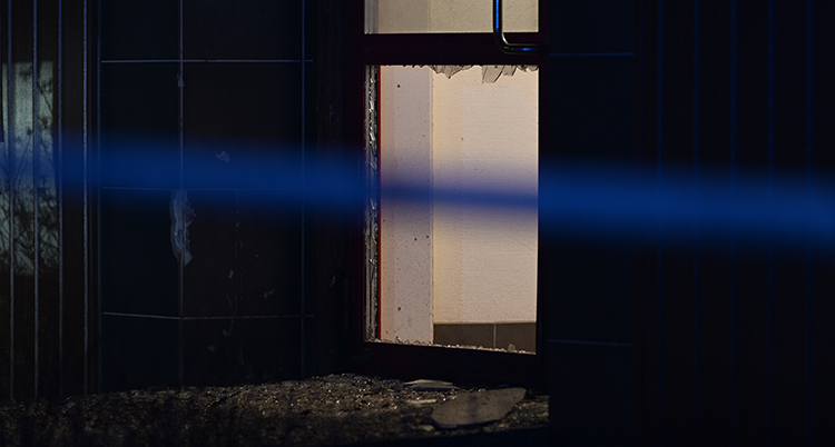 En trasig port i ett hus. Det är mörkt ute.